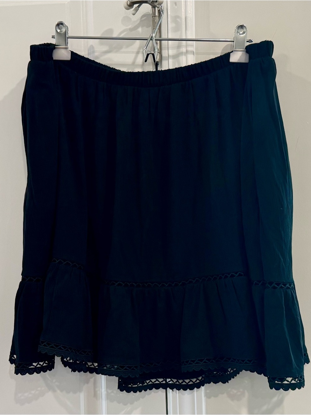 Torrid Black Embroidered Hem Flowy Lined Skirt
Size 2